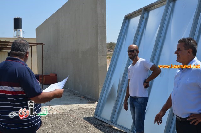 كفرقاسم تنتصر.. واغلقت الابواب !!! عمو عادل يُسلم مفاتيح استاذ ابو خميس الدولي الى رؤساء الفرق الرياضية بعد اتمامه وتغليقه  